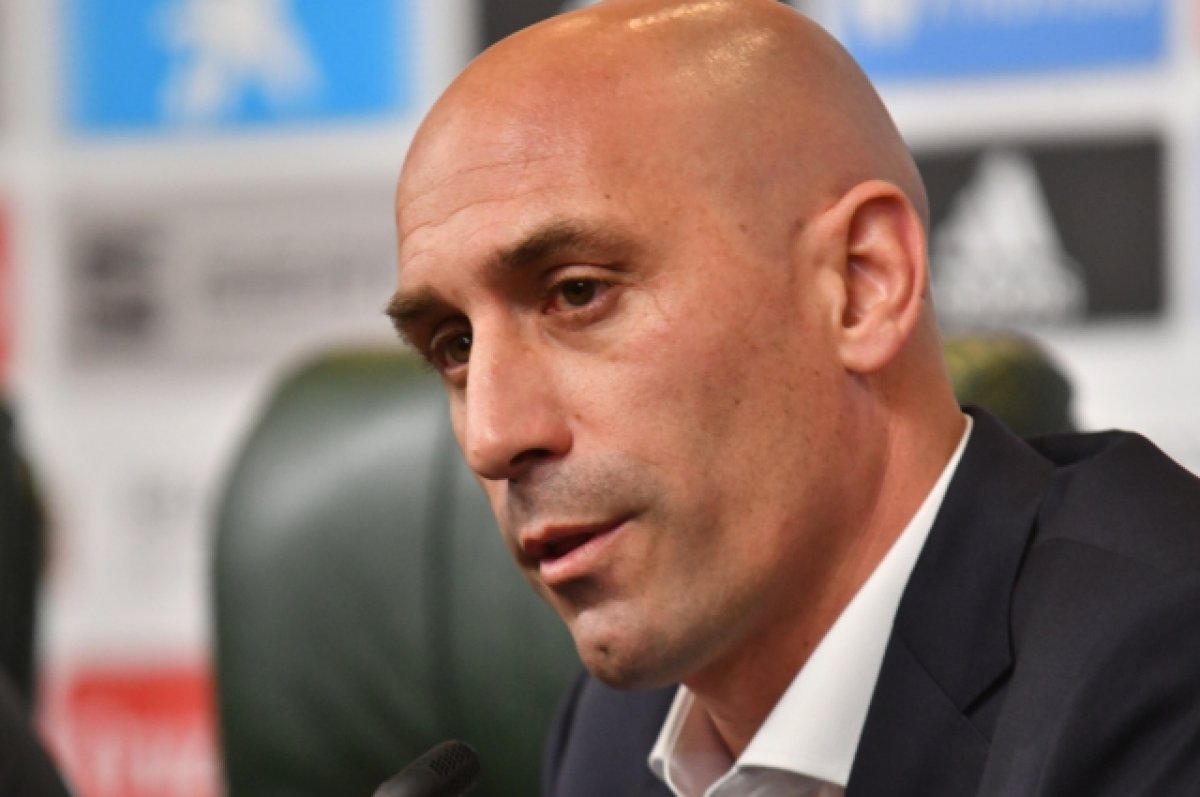 Сделай рерайт заголовка так, чтобы читателя зацепило: Комитет ФИФА временно отстранил Рубиалеса от должности президента RFEF | Персона | Спорт