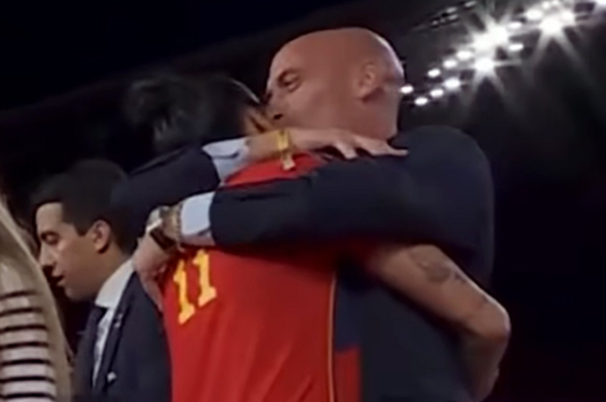 Сделай рерайт заголовка так, чтобы читателя зацепило: Испанский стыд. Луису Рубиалесу грозит наказание в 15 лет за один поцелуй | Персона | Спорт