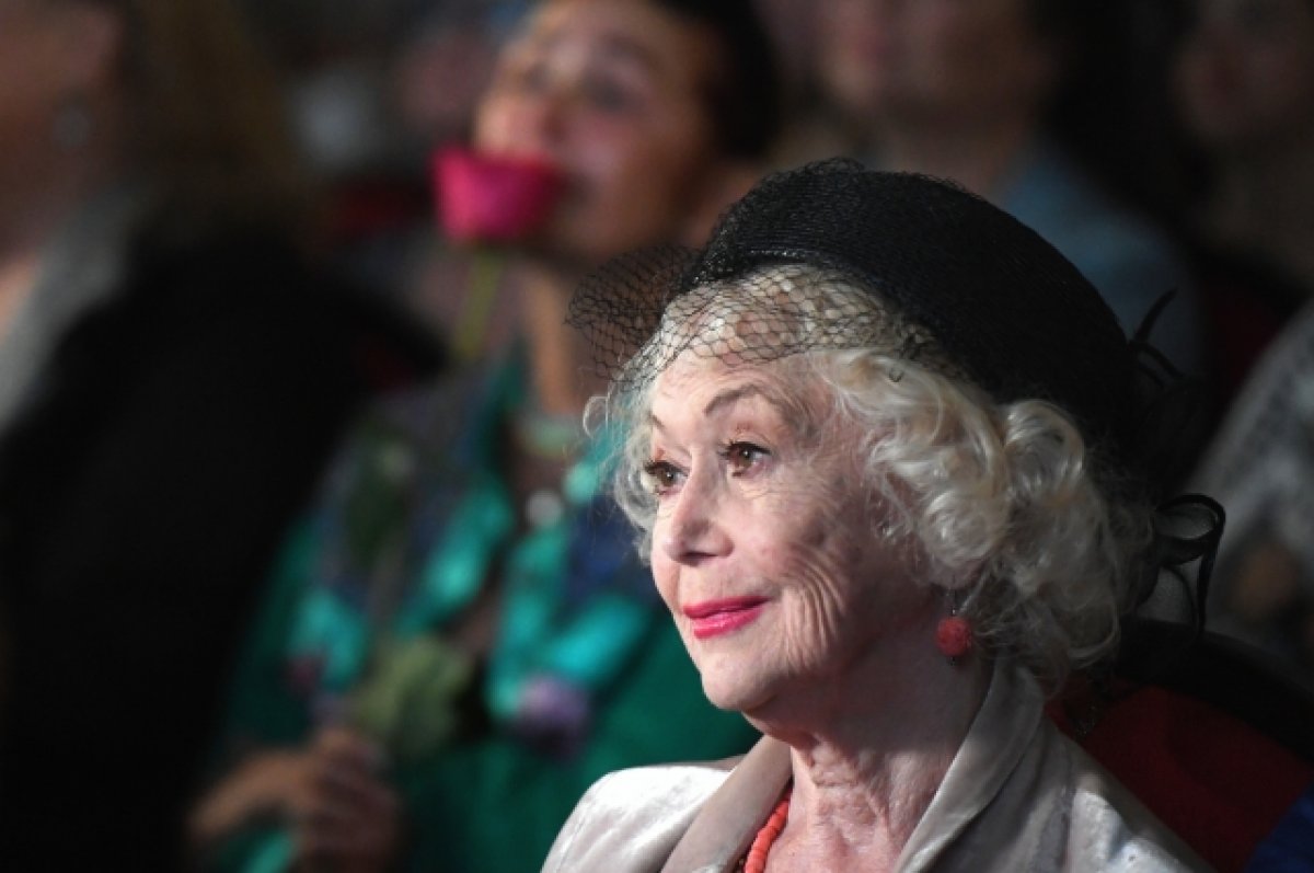 Сделай рерайт заголовка так, чтобы читателя зацепило: Светлана Немоляева: Пугачева хотела, чтоб мы рыдали с ее отъездом | Персона | Культура